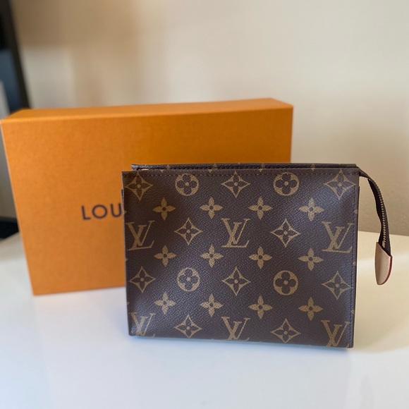 Authentic Louis Vuitton toiletry 19 - Picture 2 of 6